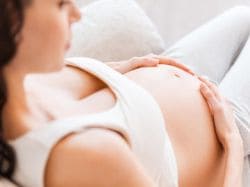 Растяжки при беременности - Причины, симптомы и лечение